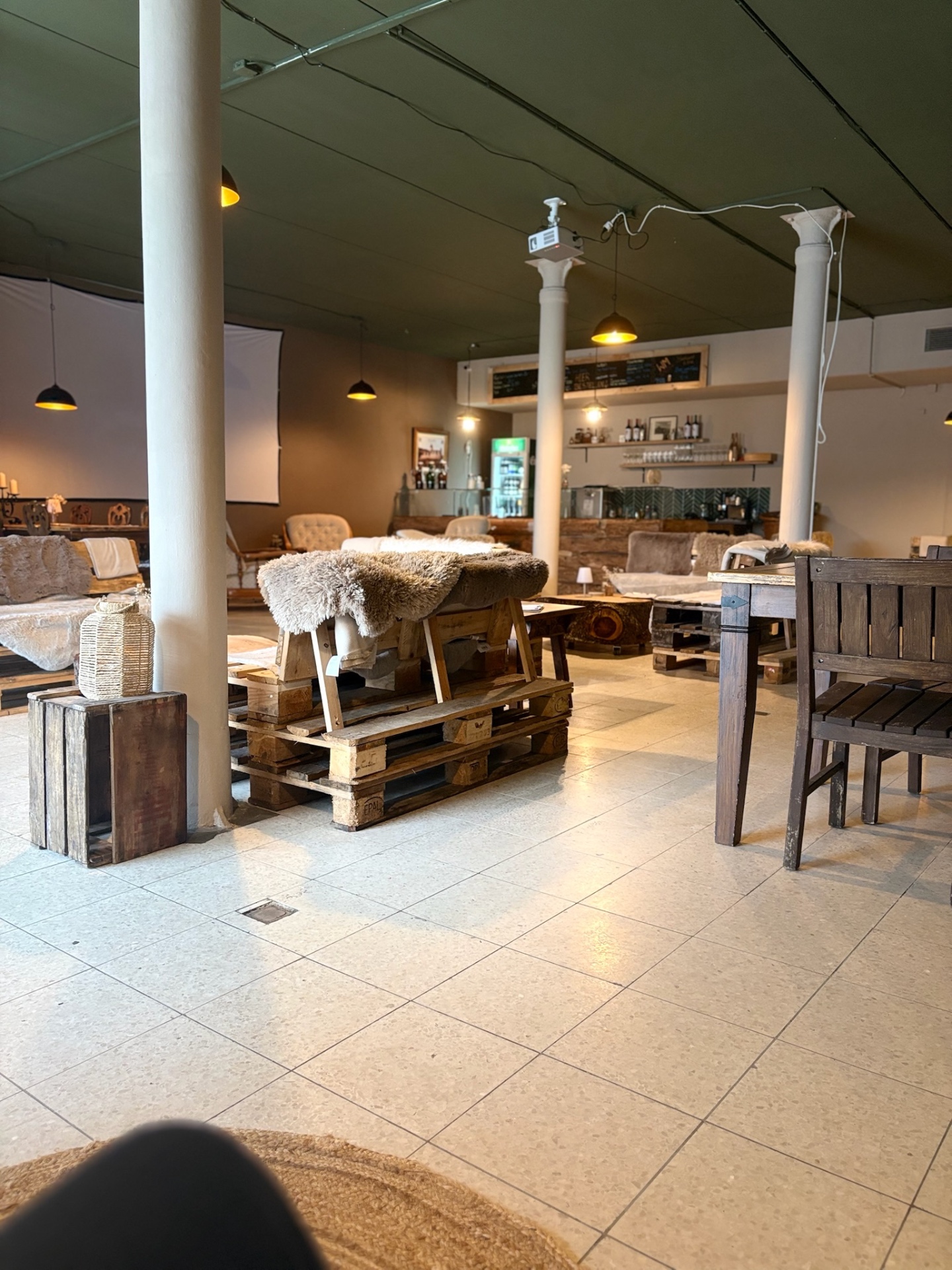 Eventbereich der Lager-Bar mit langer Tafel