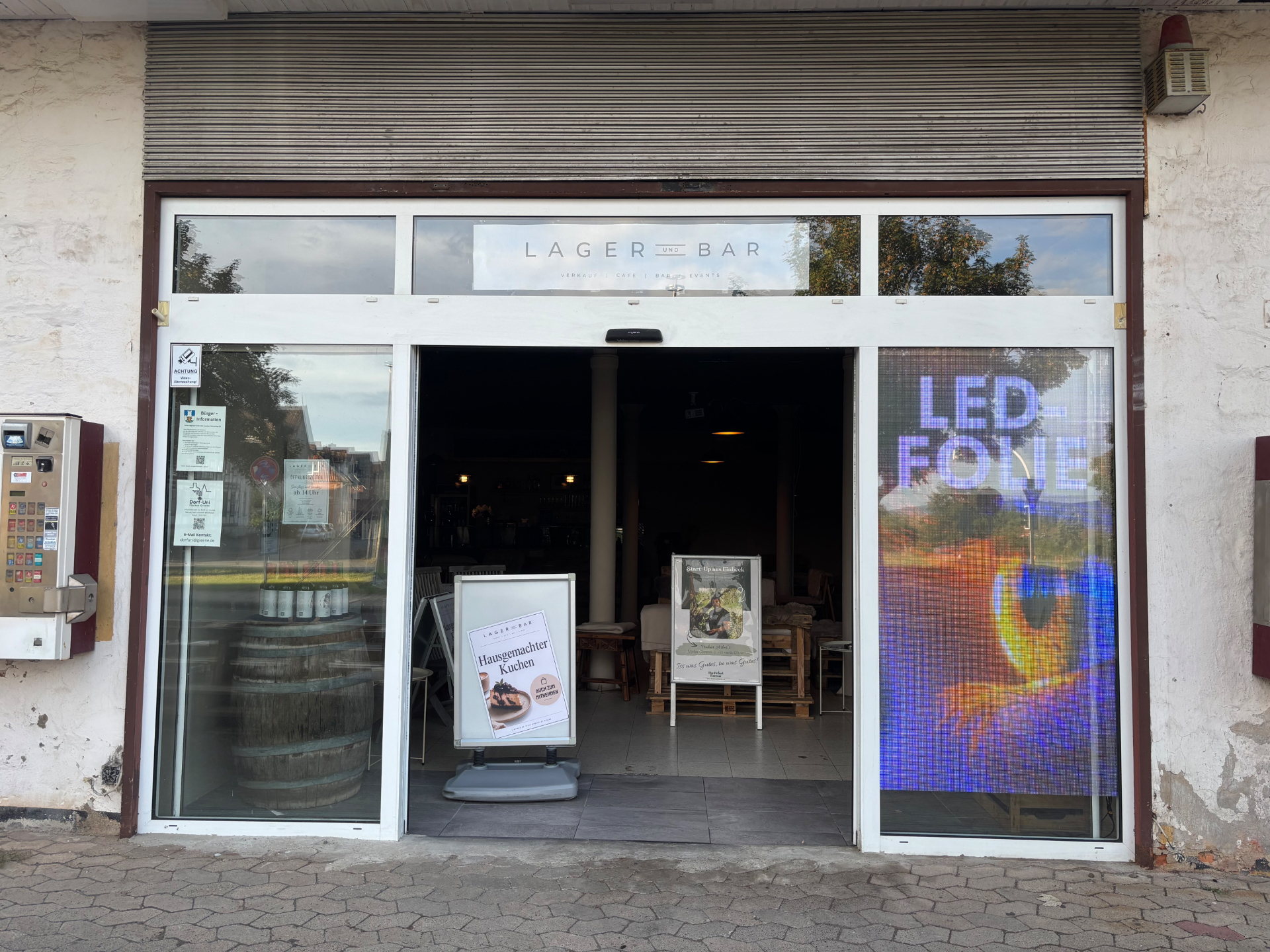 LED Folie im Schaufenster der Lager-Bar Greene, Werbung in zwei mal ein Meter Größe