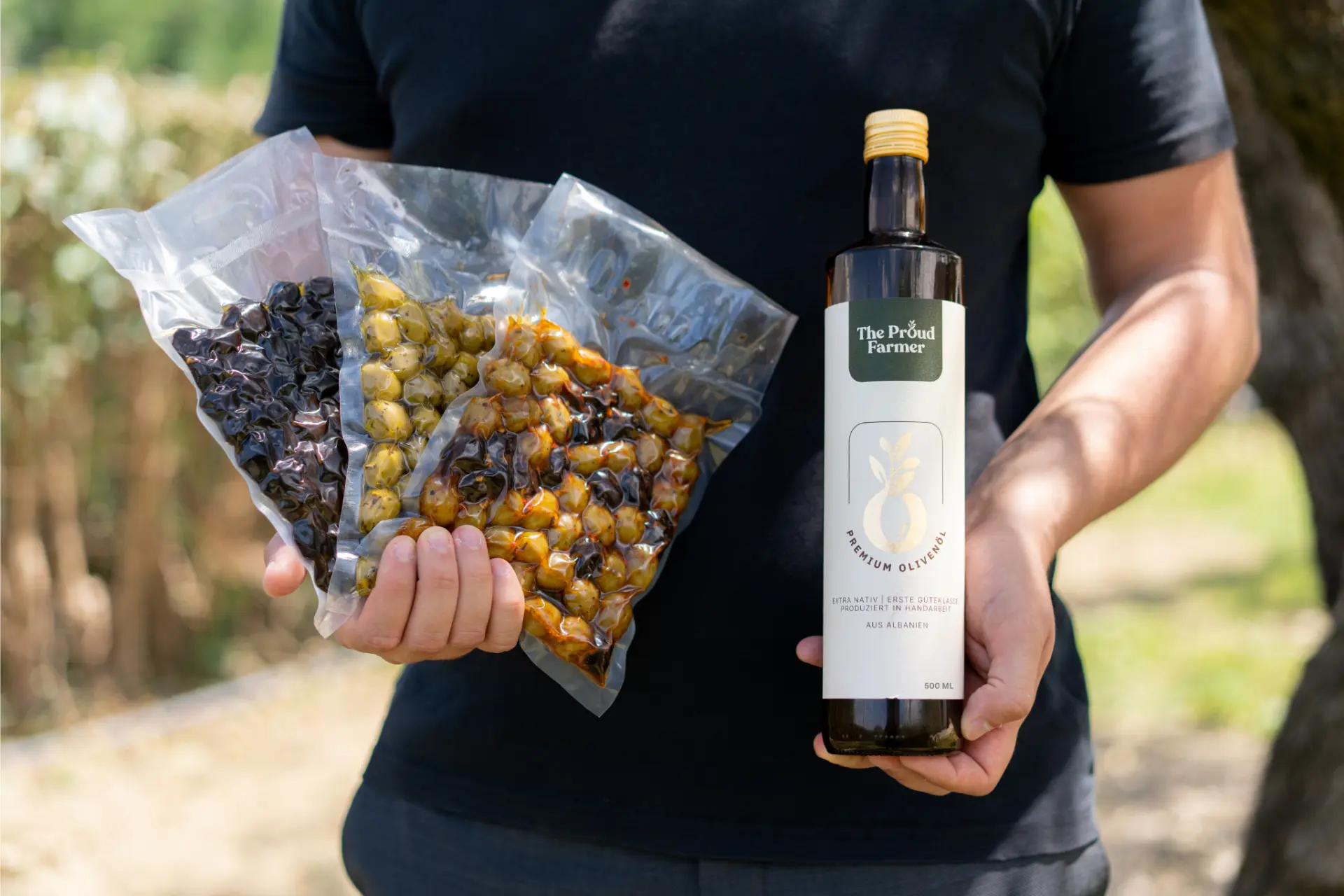 Olivenöl 500 ml und drei Sorten vakuumverpackte Oliven von The Proud Farmer in der Hand