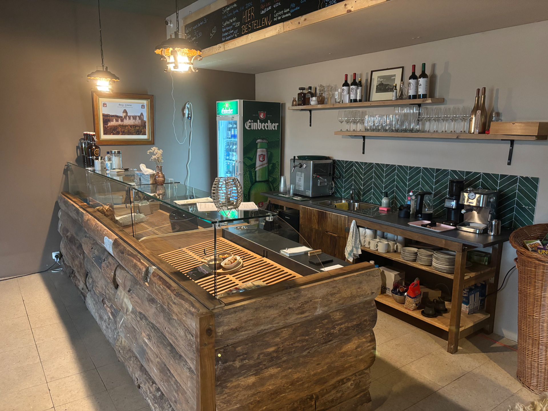 Rustikale selbstgebaute Theke mit Glasvitrine, Kühlschrank und Bestelltafel