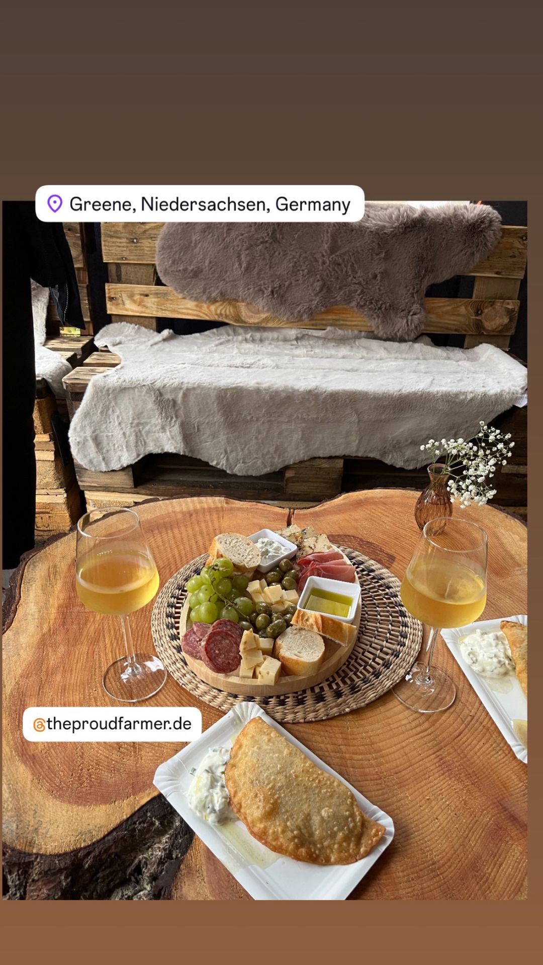 Snackplatte mit Käse, Schinken, Oliven und Brot auf dem Holztisch